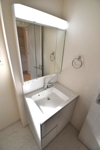 リーブルガーデン  ひたちなか田宮原　1期　2の独立洗面台|見た目の美しさだけではなく、機能性も追求した使い勝手の良い独立洗面化粧台。
身だしなみチェックや歯磨きなど、朝の慌ただしい時間でも余裕を感じていただけます。