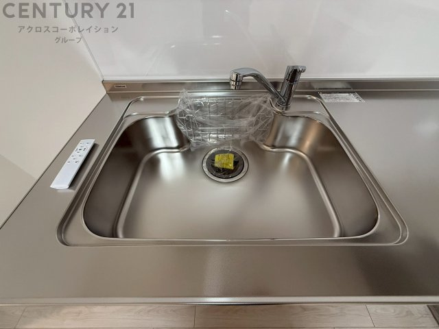 大きなシンクでお鍋などの大きな調理器具を洗う際にも便利です。