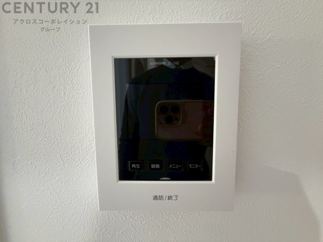 訪問者が来たときにテレビ画面で確認できるため、安心してドアを開けられます。録画機能があるものもあり、留守中に来訪者を記録しておくことができます。利便性が高く、セキュリティ面でも安心です。