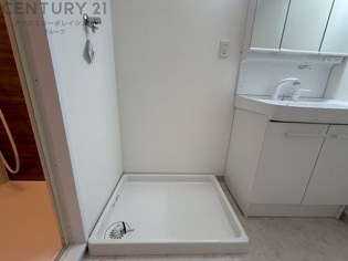 洗濯物の仕分け作業がしやすく、整理整頓が容易になります。洗濯音や湿気を他の部屋に持ち込まず、生活環境を快適に保ちます。上部を活用すれば収納スペースを確保でき洗剤や洗濯用品の整理もしやすくなります。