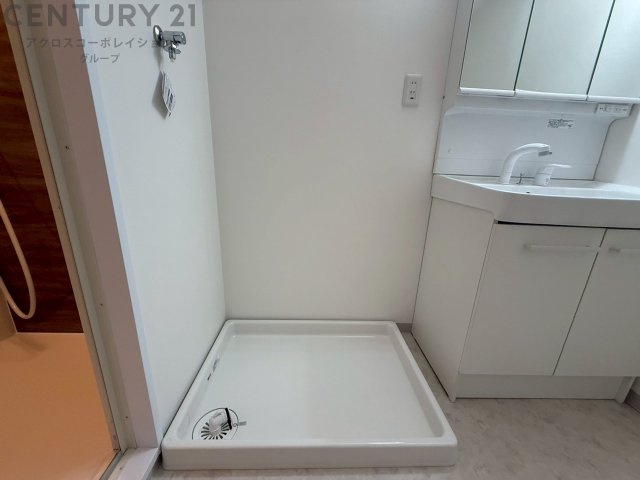 洗濯物の仕分け作業がしやすく、整理整頓が容易になります。洗濯音や湿気を他の部屋に持ち込まず、生活環境を快適に保ちます。上部を活用すれば収納スペースを確保でき洗剤や洗濯用品の整理もしやすくなります。