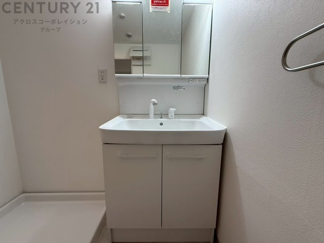 化粧品や洗顔料、歯ブラシなどの必需品をまとめて置ける収納スペースがあり、使用するたびに取り出す手間が省けます。また、水回りのため、濡れても大丈夫な素材が使用されており、お手入れが簡単です。