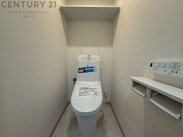 温水洗浄便座付トイレは温水洗浄機能により、暖かい水でおしりを洗浄することができ、冷たい水を使う従来の便座に比べ、温水洗浄機能で暖かいトイレを提供し、快適な使用を可能にします。