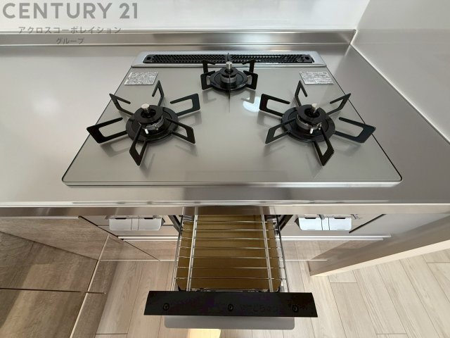 多数の調理器具を同時に使用でき、料理の効率化が可能。省エネで節約になり、様々な料理スタイルに適応できます。また、火力調整が独立しており、手入れや掃除もしやすく、今よりもっとお料理が楽しくなるかも。