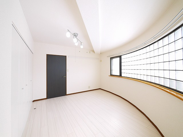 レフィナード・ラ・シャレー生駒の洋室|落ち着いた色調の洋室です