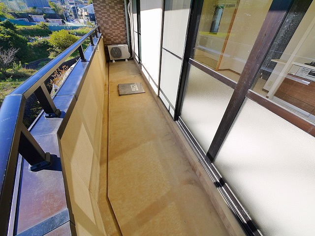 レフィナード・ラ・シャレー生駒のバルコニー|落ち着いた時間を過ごせるバルコニーです