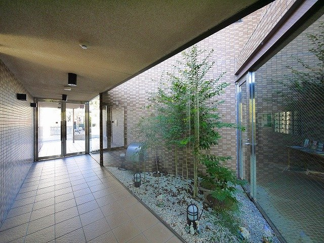 レフィナード・ラ・シャレー生駒のエントランス|落ち着いたエントランスです