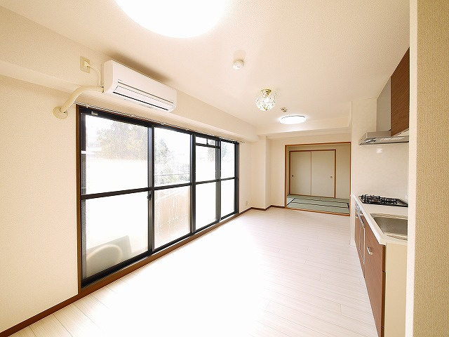 レフィナード・ラ・シャレー生駒の居間・リビング|こちらの居間で趣味の時間をお楽しみください