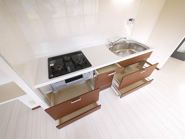 レフィナード・ラ・シャレー生駒のキッチン|コンパクトなキッチンで掃除もラクラク