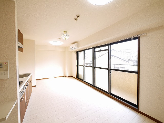 レフィナード・ラ・シャレー生駒の居間・リビング|ゆったり過ごせるリビングです