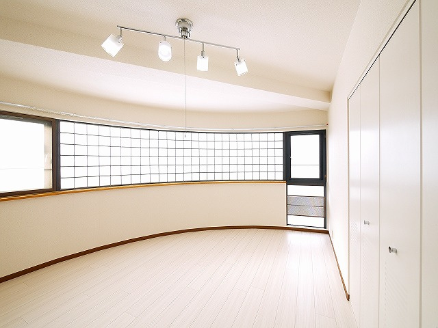 レフィナード・ラ・シャレー生駒の洋室|使い勝手のいい洋室です