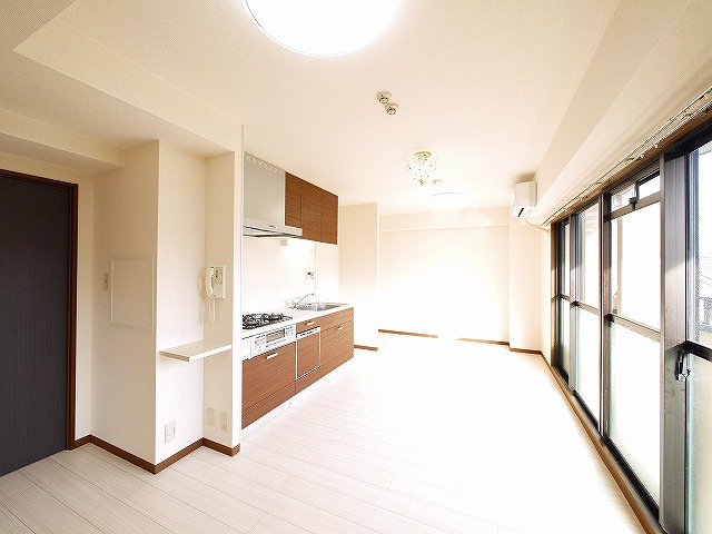 レフィナード・ラ・シャレー生駒の居間・リビング|ゆったりとした居間です