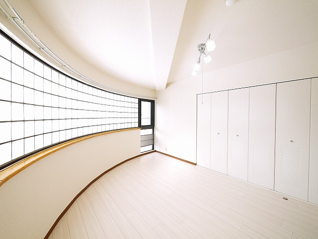 レフィナード・ラ・シャレー生駒の洋室|使い勝手のいい洋室です