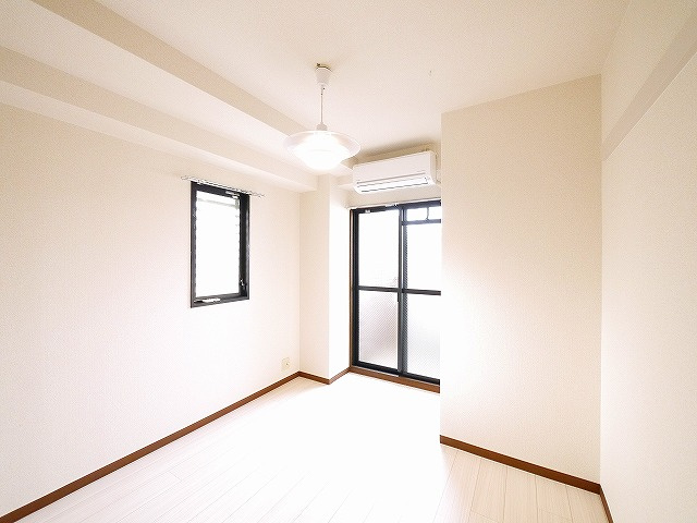 レフィナード・ラ・シャレー生駒の洋室|個人の部屋や寝室として使える洋室です