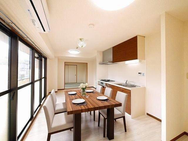 レフィナード・ラ・シャレー生駒の居間・リビング|CGで家具等を配置したもので家具等は含まれません