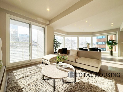 【居間・リビング】 | レジデンスタワー大通公園 | 大きな窓辺からの日差しが暖かい室内は、自然と住まう人の気分も明るくなり、リビングでの素敵なワンシーンが演出されます♪