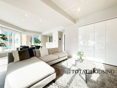 【居間・リビング】 | レジデンスタワー大通公園 | ここから始まる「日常」はご家族にとって大切で貴重な時間となります。広々としたリビングは、家族の絆を深める場所。心地よい空間で、笑顔あふれるひとときをお楽しみください。