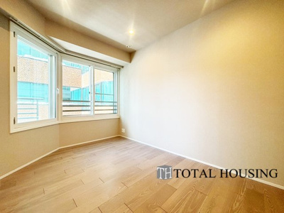 【洋室】 | レジデンスタワー大通公園 | 洋室　約6.0帖
大きな窓からたっぷりの日差しが降り注ぐ明るい室内です。気持ちの良い朝日を受けて、目覚めの良い健康的な朝を迎えられそうです。