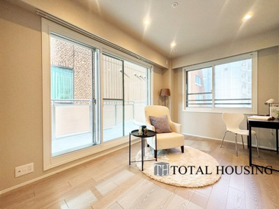 【洋室】 | レジデンスタワー大通公園 | 洋室　約8.4帖
光が沢山取り込める大きな窓。2面採光なので、日差しを長時間受ける事が出来る暖かいお部屋です。