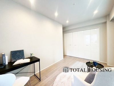 【洋室】 | レジデンスタワー大通公園 | 洋室　約8.4帖
心と体をゆったりと安らげる洋室。お部屋のゆとりが大きい分だけ、暮らしの安らぎは深まります。次の日を心地よく迎えたいから、頑張った自身の心と体を労わる設計へ。