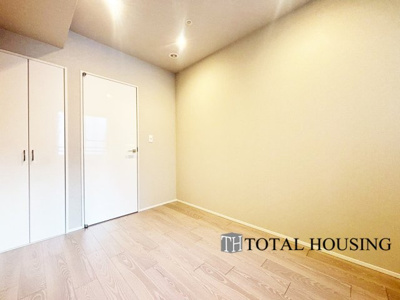 【洋室】 | レジデンスタワー大通公園 | 洋室　約5.1帖
家族一人ひとりの大切なプライベート空間。趣味に合わせて使って頂けるようシンプルに仕上げてあります。暮らし心地を大きく左右する収納を、適材適所に配置し使い勝手を考慮しました。