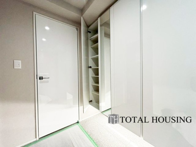 【玄関】 | レジデンスタワー大通公園 | 住まいの第一印象を左右する玄関は、収納力も高く見た目もスッキリとした高級感のある空間に仕上げました。扉を開けた時から上質な雰囲気に包まれています。