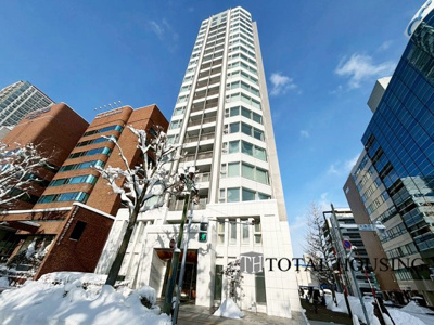 【外観】 | レジデンスタワー大通公園 | スタイリッシュで洗練された外観が、毎日帰宅するのを楽しみにさせてくれます。上質なデザインが目を引き、住む人にも訪れる人にも好印象を与える美しい佇まいが魅力です。