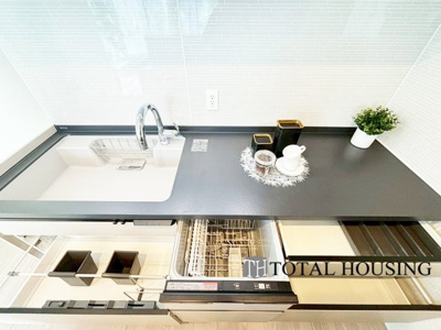 【キッチン】 | レジデンスタワー大通公園 | 食器洗乾燥機付きで家族の食器もピカピカ。後片付けもラクラクこなせて、日々の生活には欠かせない便利設備。環境にもママの手にも優しいのがうれしいですね。