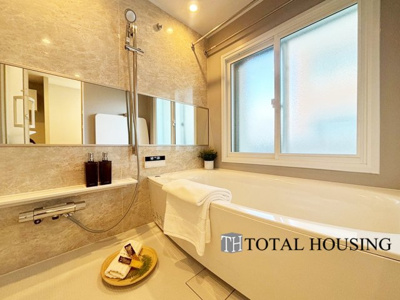 【浴室】 | レジデンスタワー大通公園 | 快適な使い心地とゆとりある空間が1日の疲れを解きほぐすバスルーム。空間も浴槽もゆったりのびのび使えるゆとり設計。窓付きのバスルームの為、素早く換気ができカビの発生を抑制できます。