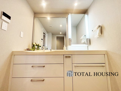 【独立洗面台】 | レジデンスタワー大通公園 | 洗面化粧台の鏡はゆとりある大きさです。忙しい朝に支度の時間が重なっても、2人並んで身支度ができます。収納スペースもしっかりあるので洗面用品などすっきりと収納できます。