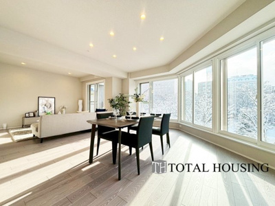 【居間・リビング】 | レジデンスタワー大通公園 | 家族みんなが爽やかに健やかに過ごせるように、溢れる光をたっぷり取り込んだリビングダイニング。集いの場、憩いの場としての快適性を求めたやすらぎの空間です。