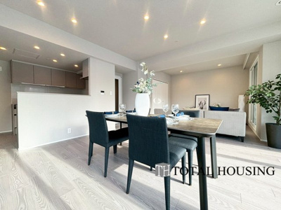 【居間・リビング】 | レジデンスタワー大通公園 | 約22.5帖の広々としたリビングが魅力的♪日当たりもよく居心地の良い空間です。家族とのコミュニケーションが自然と弾むような仕様は、住む人に笑顔をという想いが込められています。