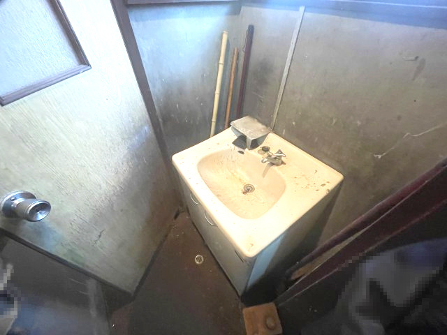 高島市新旭町饗庭倉庫工場の独立洗面台|１階