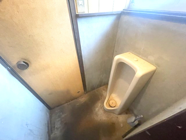 高島市新旭町饗庭倉庫工場のトイレ|１階