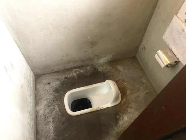 高島市新旭町饗庭倉庫工場のトイレ|１階