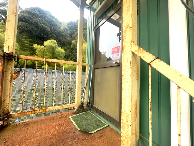 高島市新旭町饗庭倉庫工場の玄関|２階