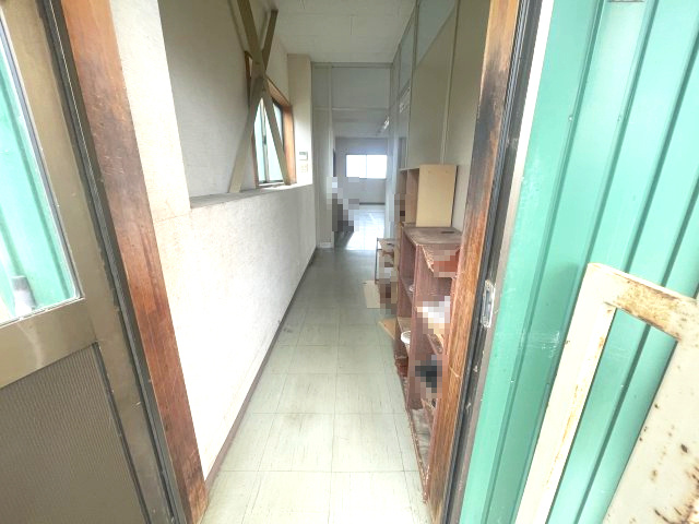 高島市新旭町饗庭倉庫工場のロビー|２階