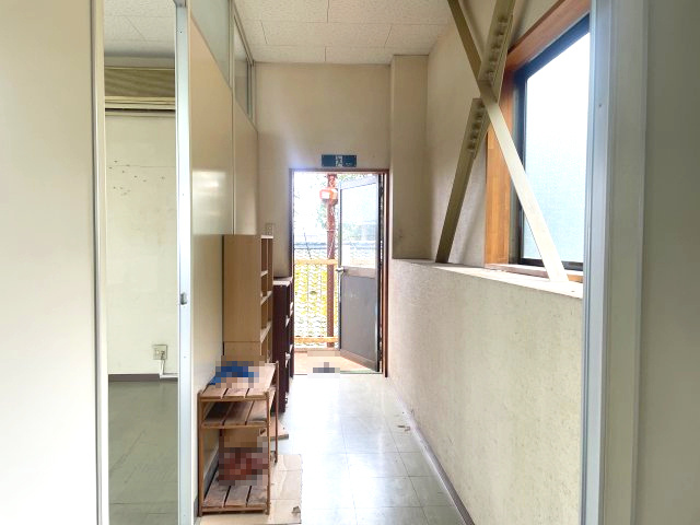 高島市新旭町饗庭倉庫工場のロビー|２階