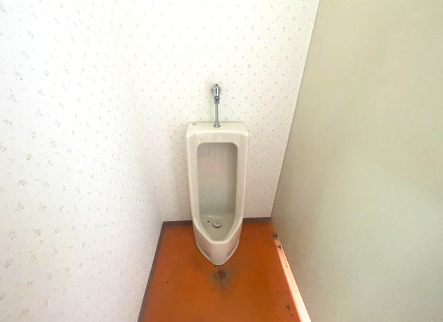 高島市新旭町饗庭倉庫工場のトイレ|２階