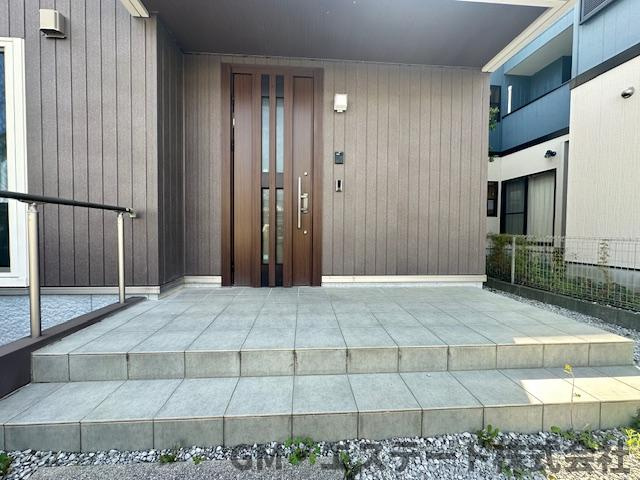 宮崎市大塚町西ノ後　中古住宅の玄関