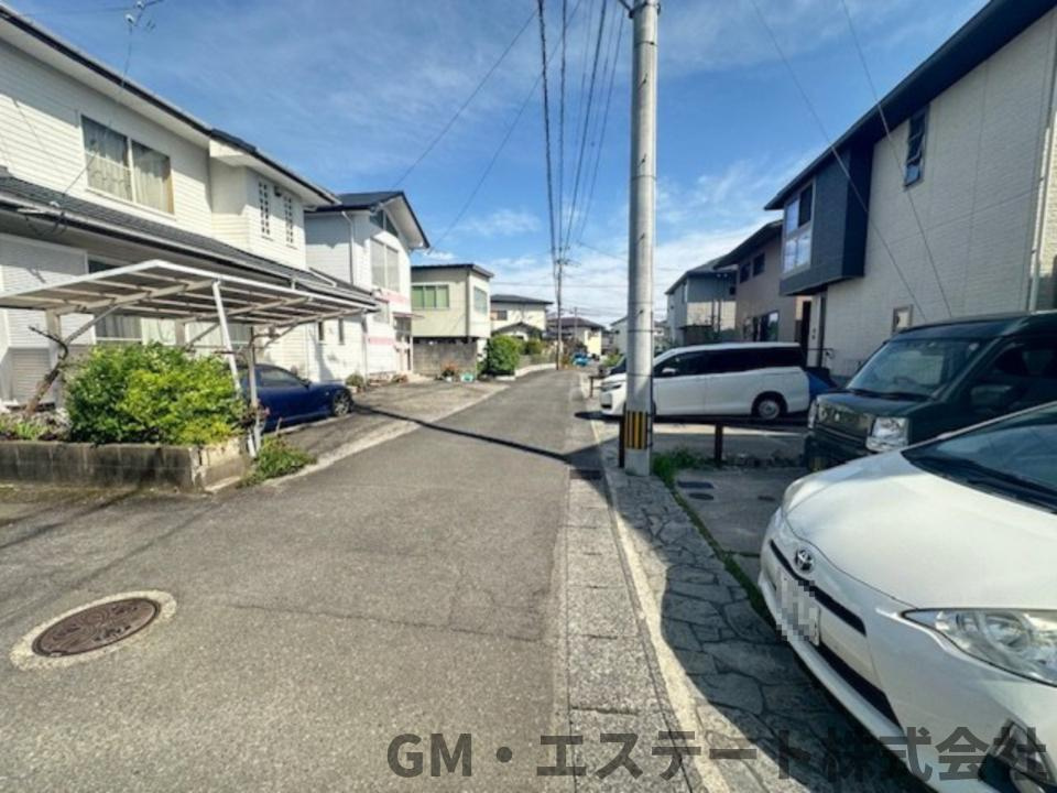 宮崎市大塚町西ノ後　中古住宅の前面道路含む現地写真