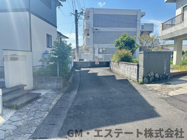 宮崎市大塚町西ノ後　中古住宅の前面道路含む現地写真