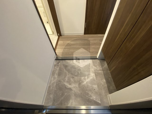 フォーリアライズ大阪エレナの玄関