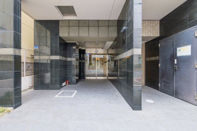 レジュールアッシュ大阪城WESTのエントランス