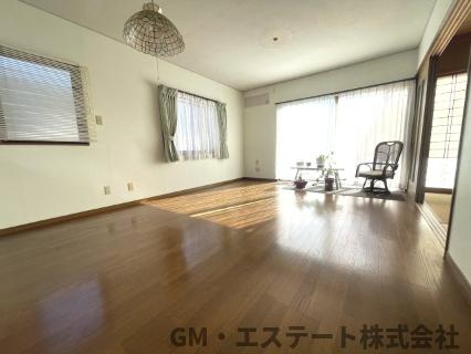 宮崎市大字赤江飛江田　中古住宅の居間・リビング