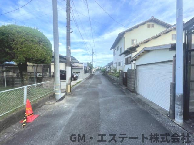 宮崎市大字赤江飛江田　中古住宅の前面道路含む現地写真