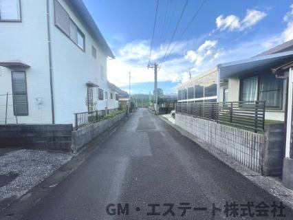 宮崎市大字赤江飛江田　中古住宅の前面道路含む現地写真