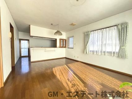 宮崎市大字赤江飛江田　中古住宅の居間・リビング