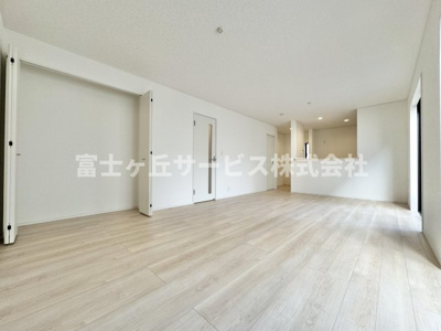 【居間・リビング】 | 島田市金谷東2丁目 9期 新築一戸建て 3号棟 | リビングダイニングです