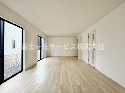 【居間・リビング】 | 島田市金谷東2丁目 9期 新築一戸建て 3号棟 | リビングです